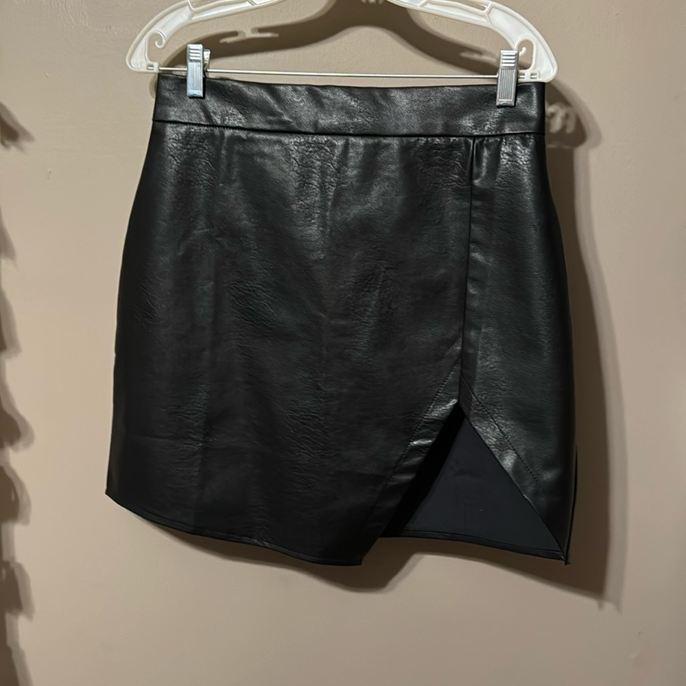 Women’s Vegan leather mini skirt Large NWT